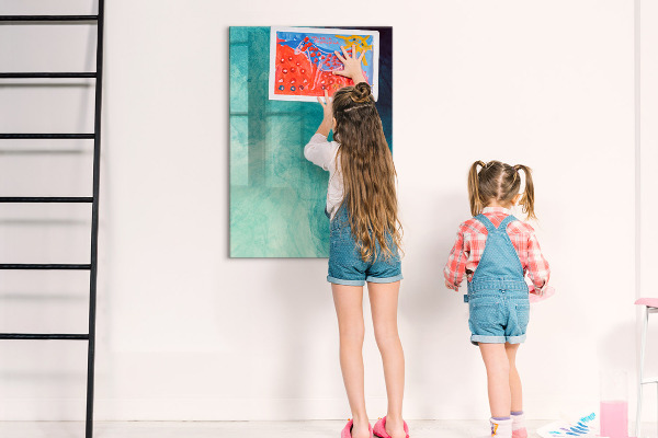 Pizarra magnética de pared con rotulador Un tablero colorido para fotos y notas.