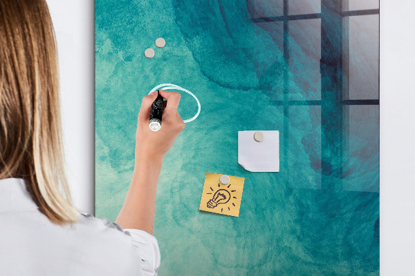 Pizarra magnética de pared con rotulador Un tablero colorido para fotos y notas.