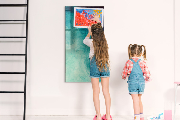 Pizarra magnética de pared con rotulador Un tablero colorido para fotos y notas.