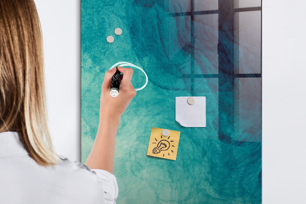 Pizarra magnética de pared con rotulador Un tablero colorido para fotos y notas.