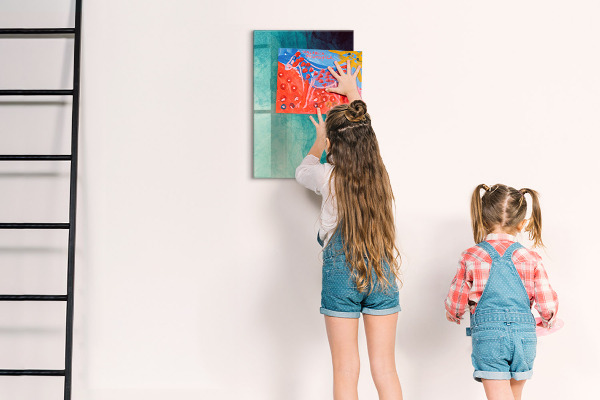 Pizarra magnética de pared con rotulador Un tablero colorido para fotos y notas.