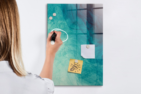 Pizarra magnética de pared con rotulador Un tablero colorido para fotos y notas.