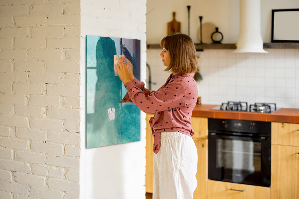 Pizarra magnética de pared con rotulador Un tablero colorido para fotos y notas.