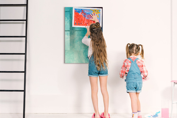 Pizarra magnética de pared con rotulador Un tablero colorido para fotos y notas.