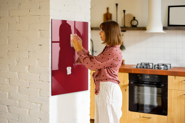 Pizarra magnética de pared con rotulador Un tablero colorido para notas y fotos.