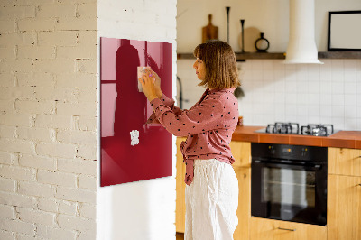 Pizarra magnética de pared con rotulador Un tablero colorido para notas y fotos.