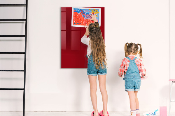 Pizarra magnética de pared con rotulador Un tablero colorido para notas y fotos.