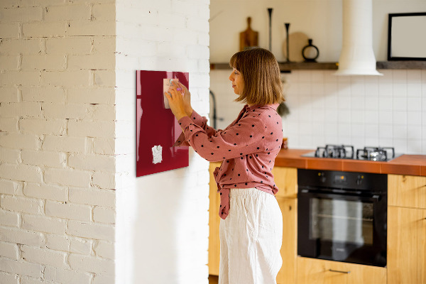 Pizarra magnética de pared con rotulador Un tablero colorido para notas y fotos.