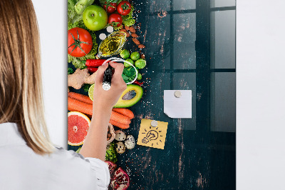 Pizarra magnética de pared con rotulador Ingredientes saludables y recuerdos en la cocina.