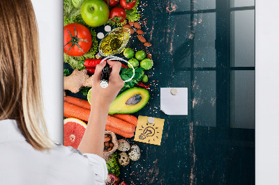 Pizarra magnética de pared con rotulador Ingredientes saludables y recuerdos en la cocina.