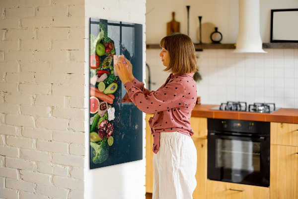 Pizarra magnética de pared con rotulador Ingredientes saludables y recuerdos en la cocina.