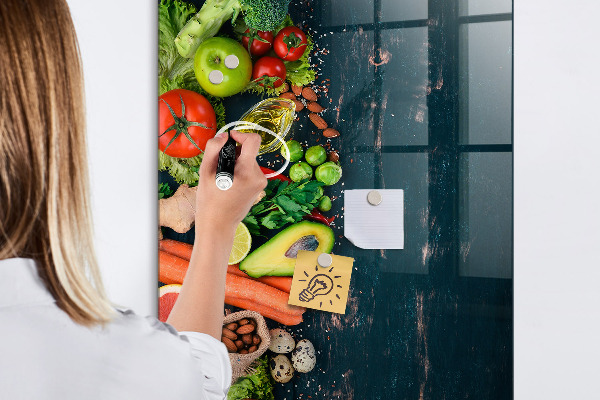 Pizarra magnética de pared con rotulador Ingredientes saludables y recuerdos en la cocina.