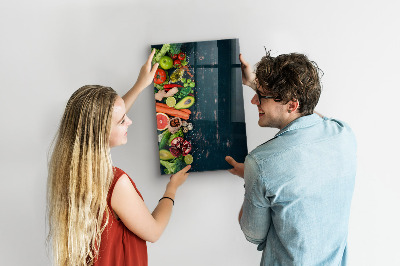 Pizarra magnética de pared con rotulador Ingredientes saludables y recuerdos en la cocina.