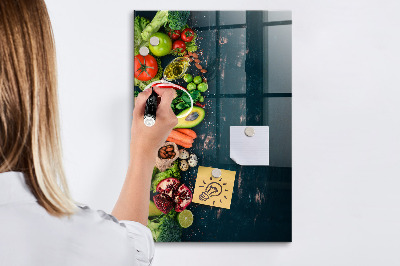 Pizarra magnética de pared con rotulador Ingredientes saludables y recuerdos en la cocina.