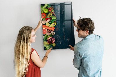 Pizarra magnética de pared con rotulador Ingredientes saludables y recuerdos en la cocina.