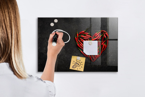 Pizarra borrable de cristal con imanes Un corazón de pimientos y fotos de recuerdos
