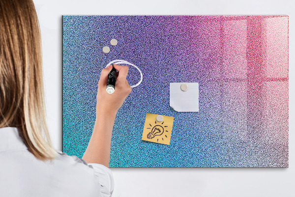 Pizarra magnética de pared con rotulador Un tablero colorido para notas y fotos.