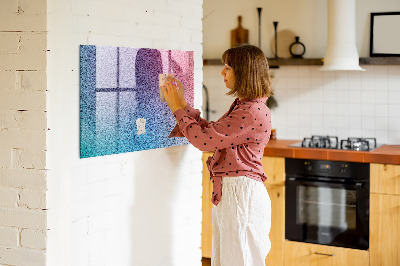 Pizarra magnética de pared con rotulador Un tablero colorido para notas y fotos.