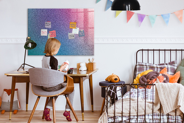 Pizarra magnética de pared con rotulador Un tablero colorido para notas y fotos.