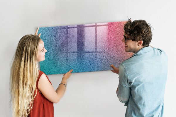Pizarra magnética de pared con rotulador Un tablero colorido para notas y fotos.