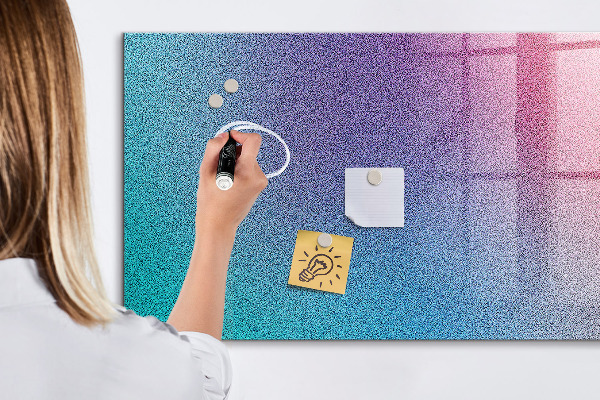 Pizarra magnética de pared con rotulador Un tablero colorido para notas y fotos.