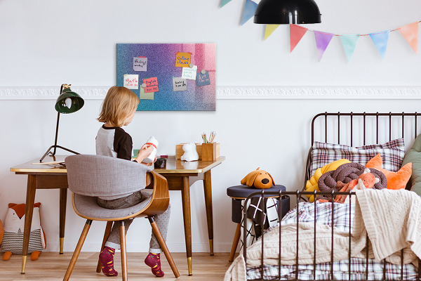 Pizarra magnética de pared con rotulador Un tablero colorido para notas y fotos.