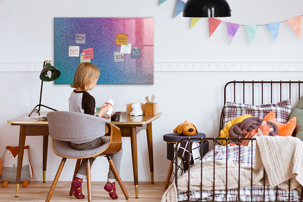Pizarra magnética de pared con rotulador Un tablero colorido para notas y fotos.