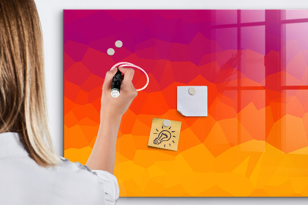 Pizarra magnética de pared con rotulador Un tablero colorido para notas y fotos.