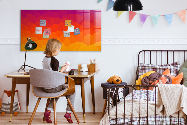 Pizarra magnética de pared con rotulador Un tablero colorido para notas y fotos.