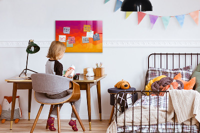 Pizarra magnética de pared con rotulador Un tablero colorido para notas y fotos.