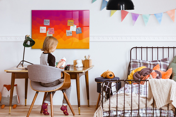 Pizarra magnética de pared con rotulador Un tablero colorido para notas y fotos.