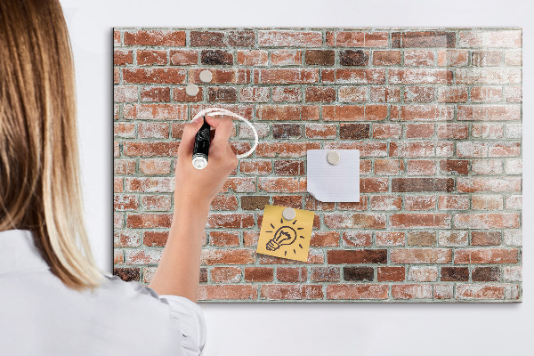 Pizarra borrable de cristal con imanes Tablero de fotos en una pared de ladrillos
