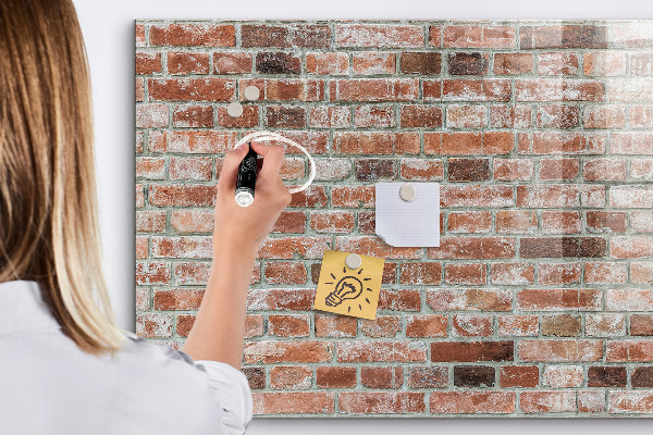 Pizarra borrable de cristal con imanes Tablero de fotos en una pared de ladrillos