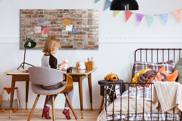 Pizarra borrable de cristal con imanes Tablero de fotos en una pared de ladrillos