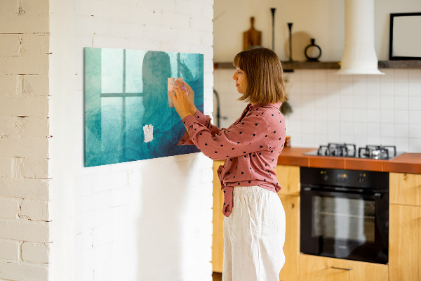 Pizarra magnética de pared con rotulador Un tablero colorido para notas y fotos.