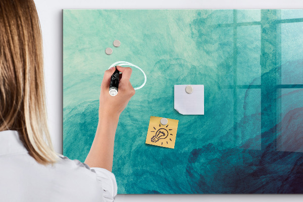 Pizarra magnética de pared con rotulador Un tablero colorido para notas y fotos.