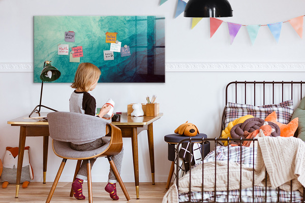 Pizarra magnética de pared con rotulador Un tablero colorido para notas y fotos.