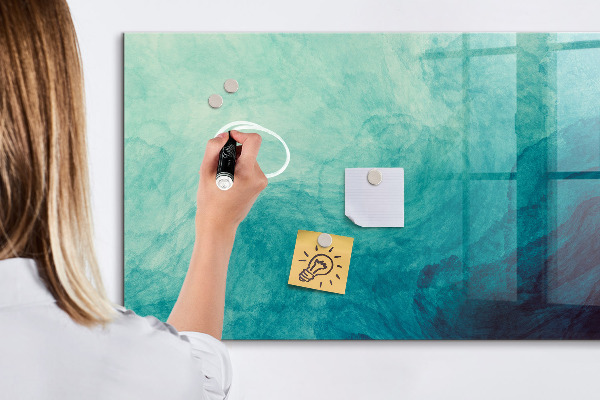 Pizarra magnética de pared con rotulador Un tablero colorido para notas y fotos.
