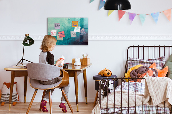 Pizarra magnética de pared con rotulador Un tablero colorido para notas y fotos.