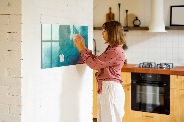 Pizarra magnética de pared con rotulador Un tablero colorido para notas y fotos.