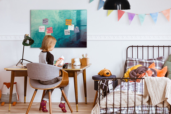 Pizarra magnética de pared con rotulador Un tablero colorido para notas y fotos.