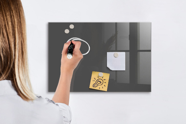 Pizarra borrable de cristal con imanes Un práctico tablero para notas y fotos.