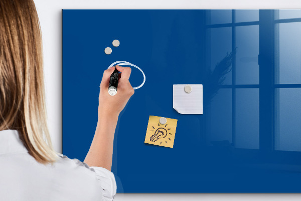 Pizarra magnética de pared con rotulador Un práctico tablero para notas y fotos.