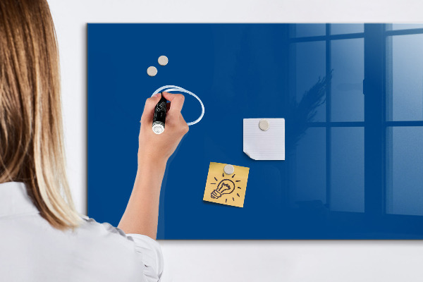 Pizarra magnética de pared con rotulador Un práctico tablero para notas y fotos.