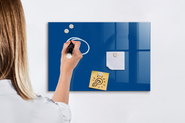 Pizarra magnética de pared con rotulador Un práctico tablero para notas y fotos.