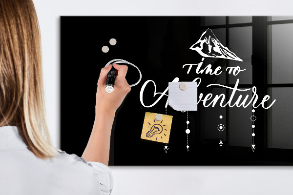 Pizarra magnética de pared con rotulador Un elegante tablero para presentar recuerdos.