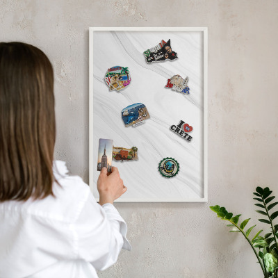 Tablero magnético metálico para souvenirs en color blanco Mármol sutil
