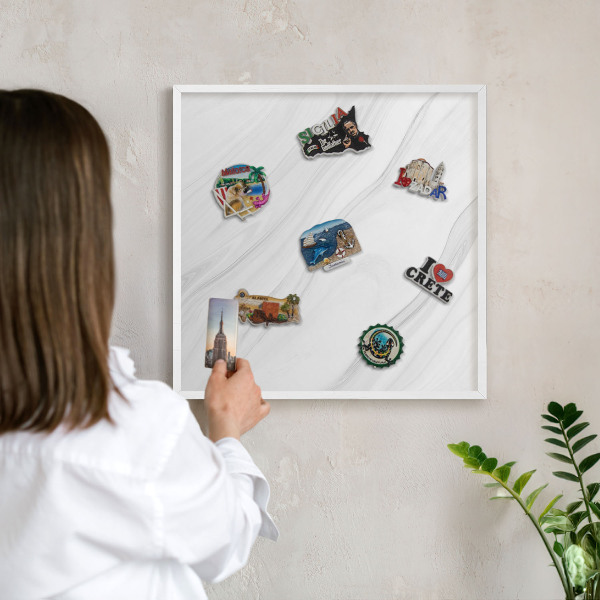 Tablero magnético metálico para souvenirs en color blanco Mármol sutil