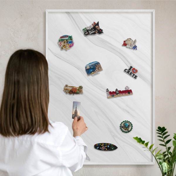Tablero magnético metálico para souvenirs en color blanco Mármol sutil