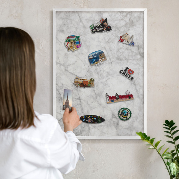 Tablero magnético de pared para imanes con marco blanco Mármol gris